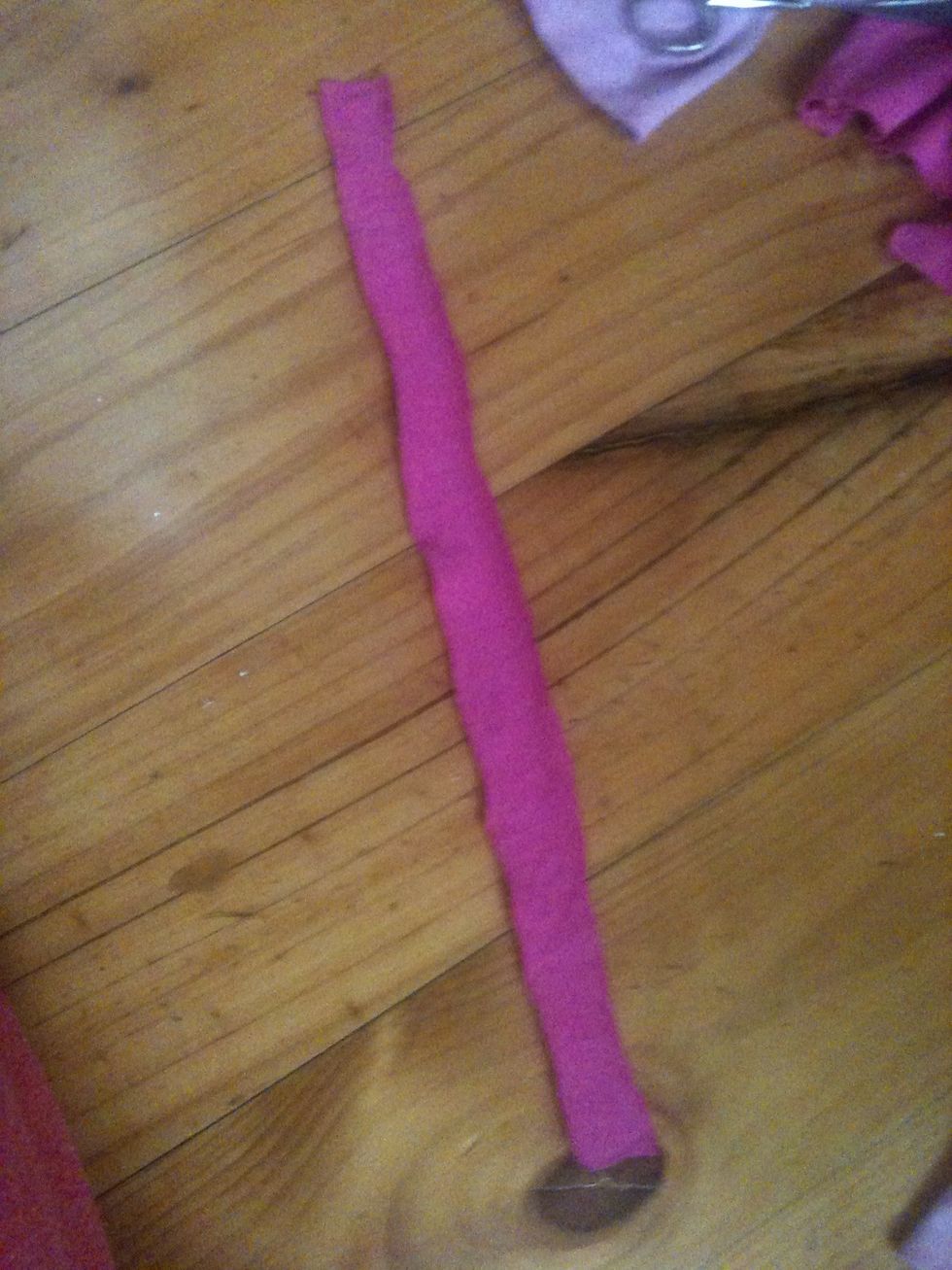 Take one strip and pull both ends. They'll close up.