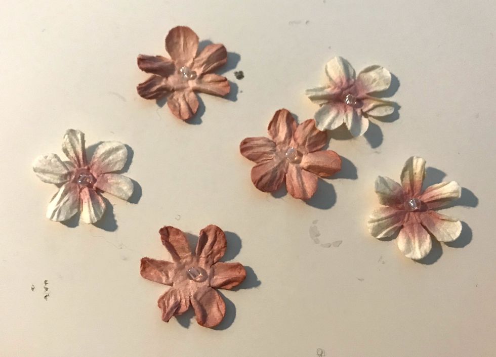 Take out 6 daisies from the Mini Daisy Petites package.