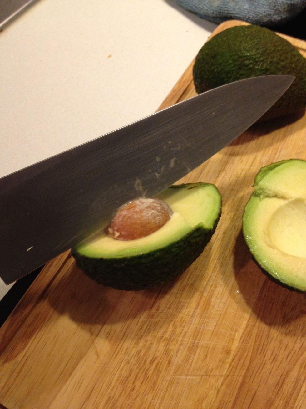 Take out the seed by chopping and lifting the chef knife in the middle of the pit