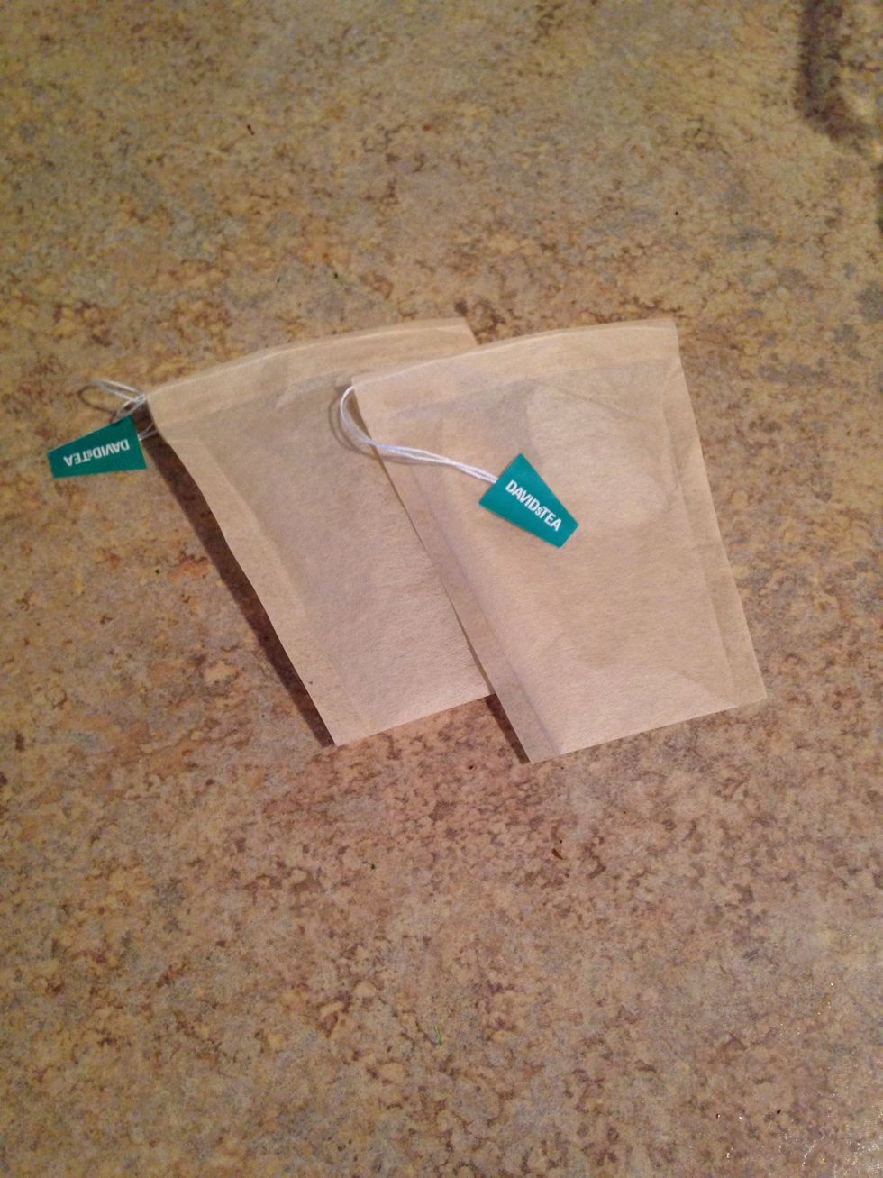 Take out two of you DAVIDs Tea filters and add a tablespoon of your Pineapple Oolong into each of them, and pull string tight.