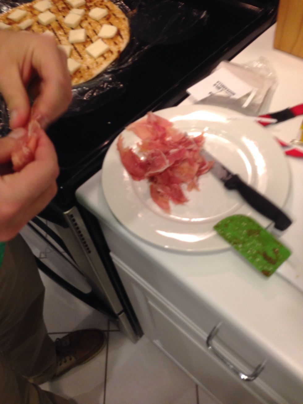 Take prosciutto de Parma and shred with hands.