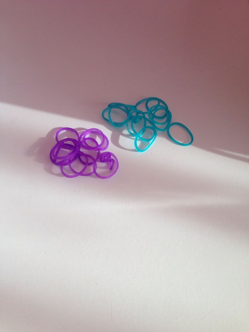 Take rubber band colors of your choice.