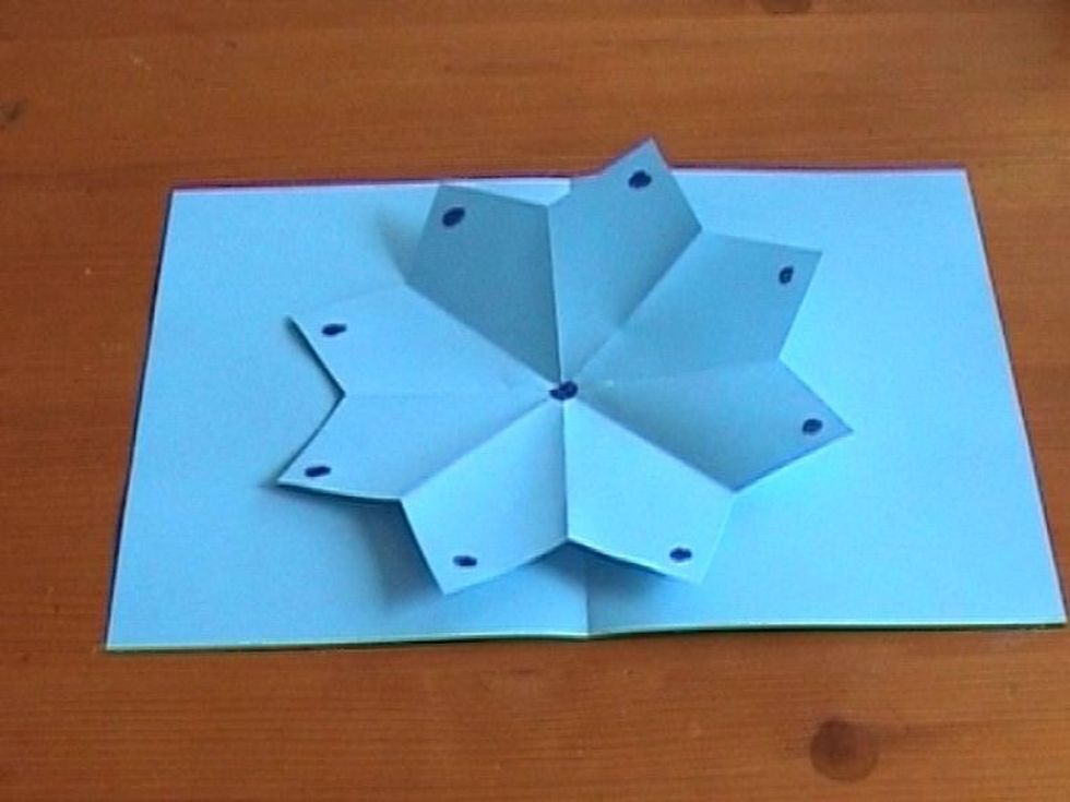 Take the 1st pice of paper and 1st flower You see point where you must use glue