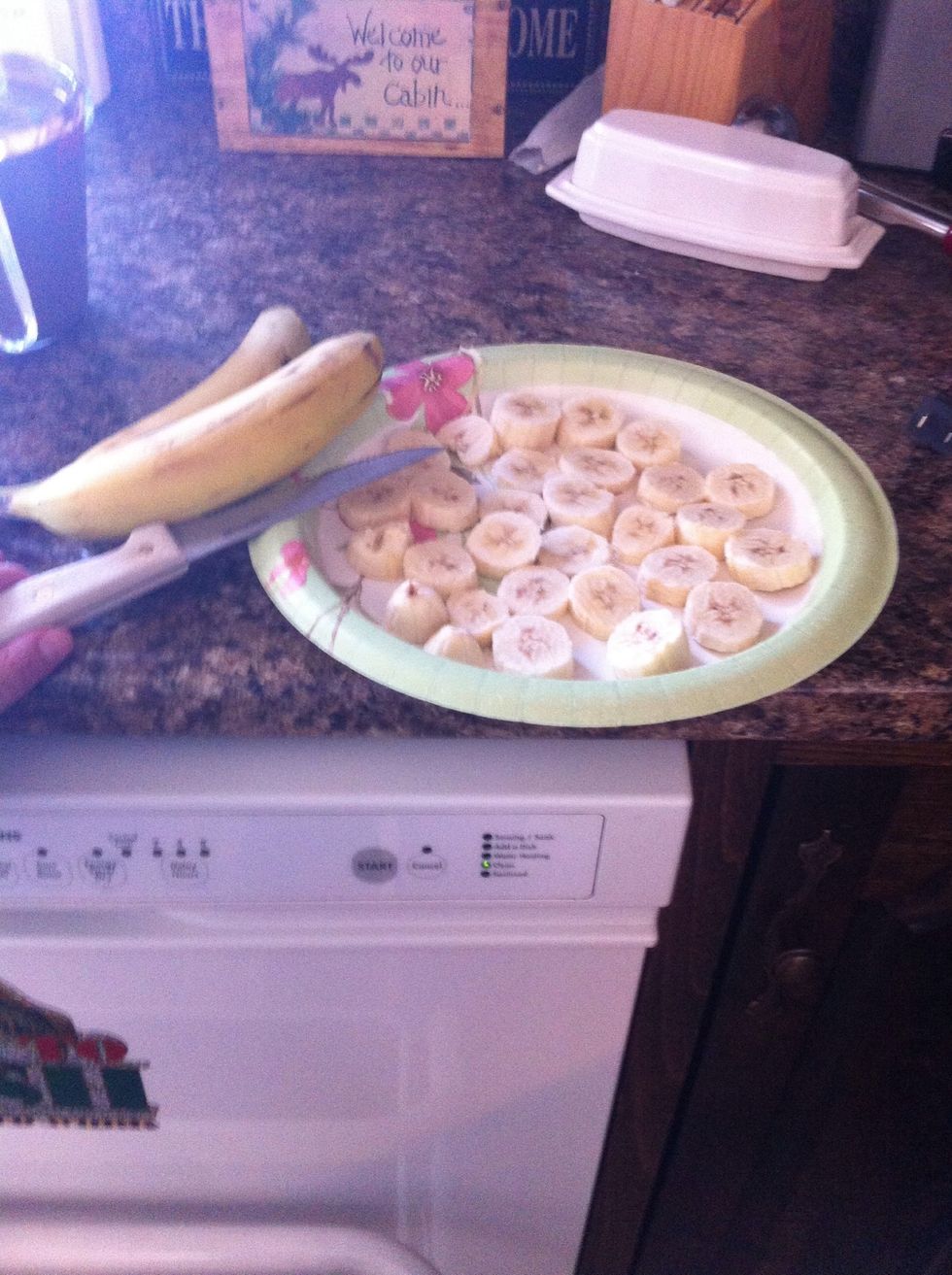 Take the 3 bananas and the knife. Un-peal the bananas and cut them into small pieces like shown.