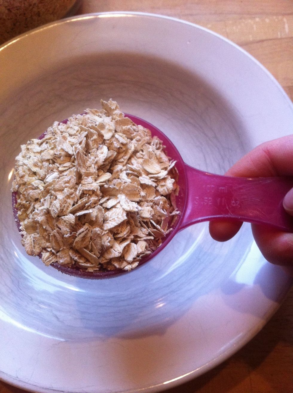 Take the amount of oats you want (I usually use 100 ml or 125 ml) in a bowl. I top the scoop i use a little. Use a pretty flat bowl, or it will be a different cooking time.