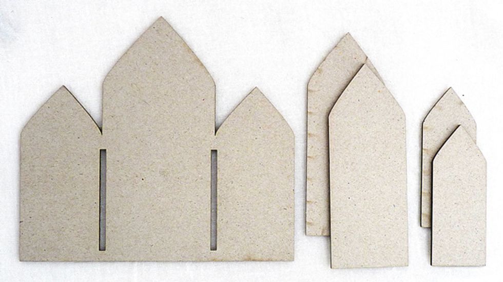 Take the back of the frame and four of the spare arched pieces.