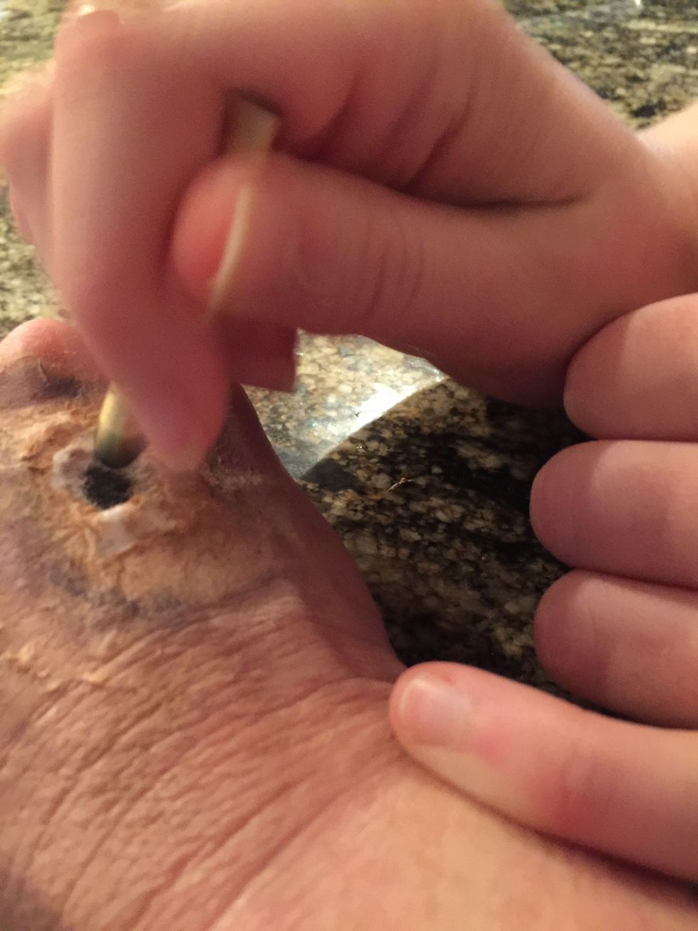 Take the black make-up pencil, and apply it in the middle of the wound.