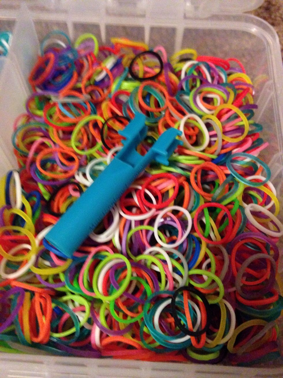 Take the blue tip off your going to use this to make your bracelet :)