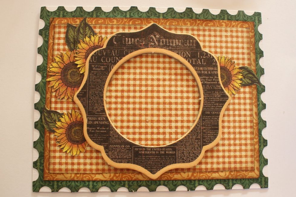 Take the bracket-shaped chipboard piece from the Times Nouveau chipboard package and attach it in the middle of the card.
