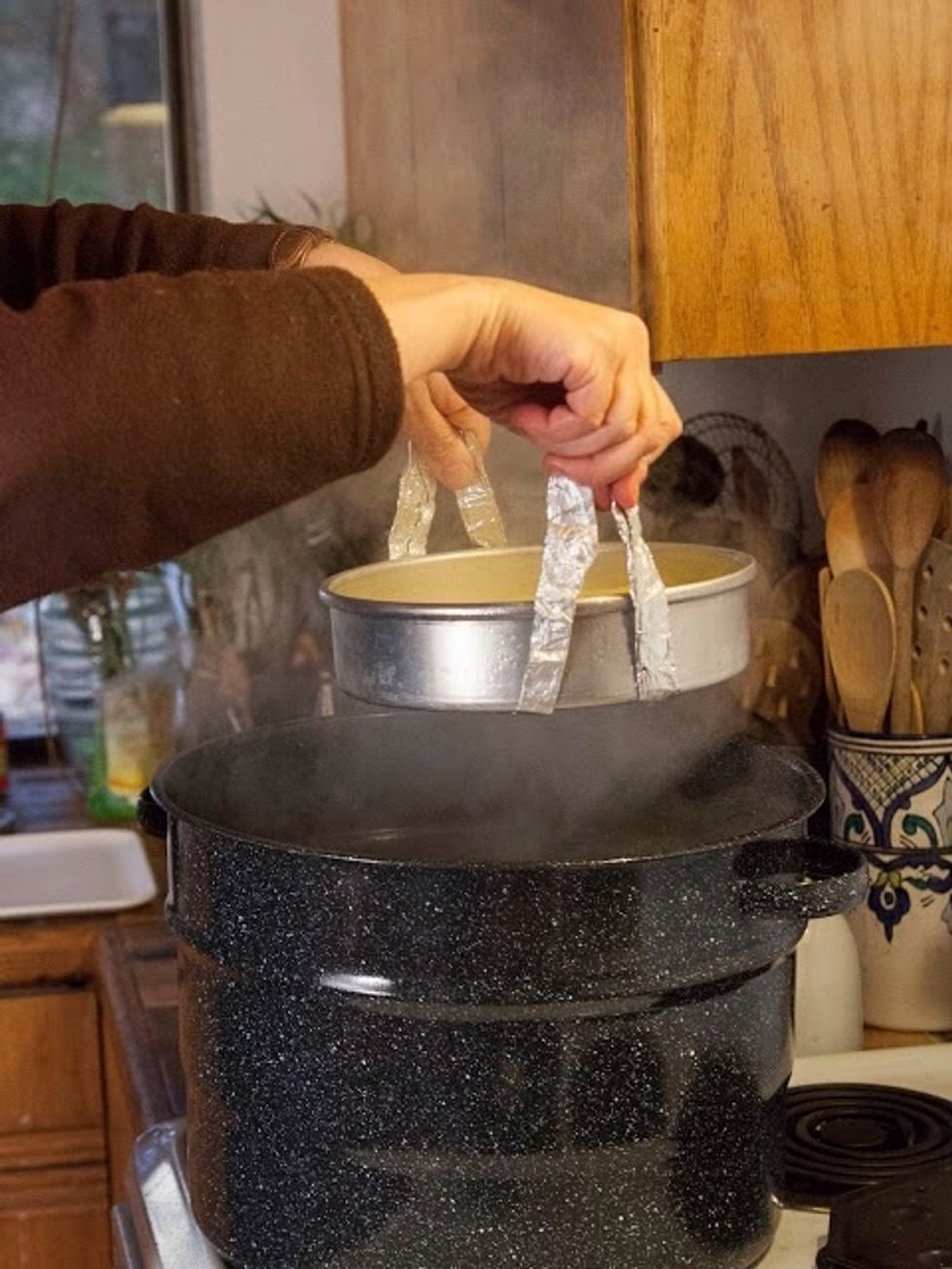 Take the bread out of the pot.