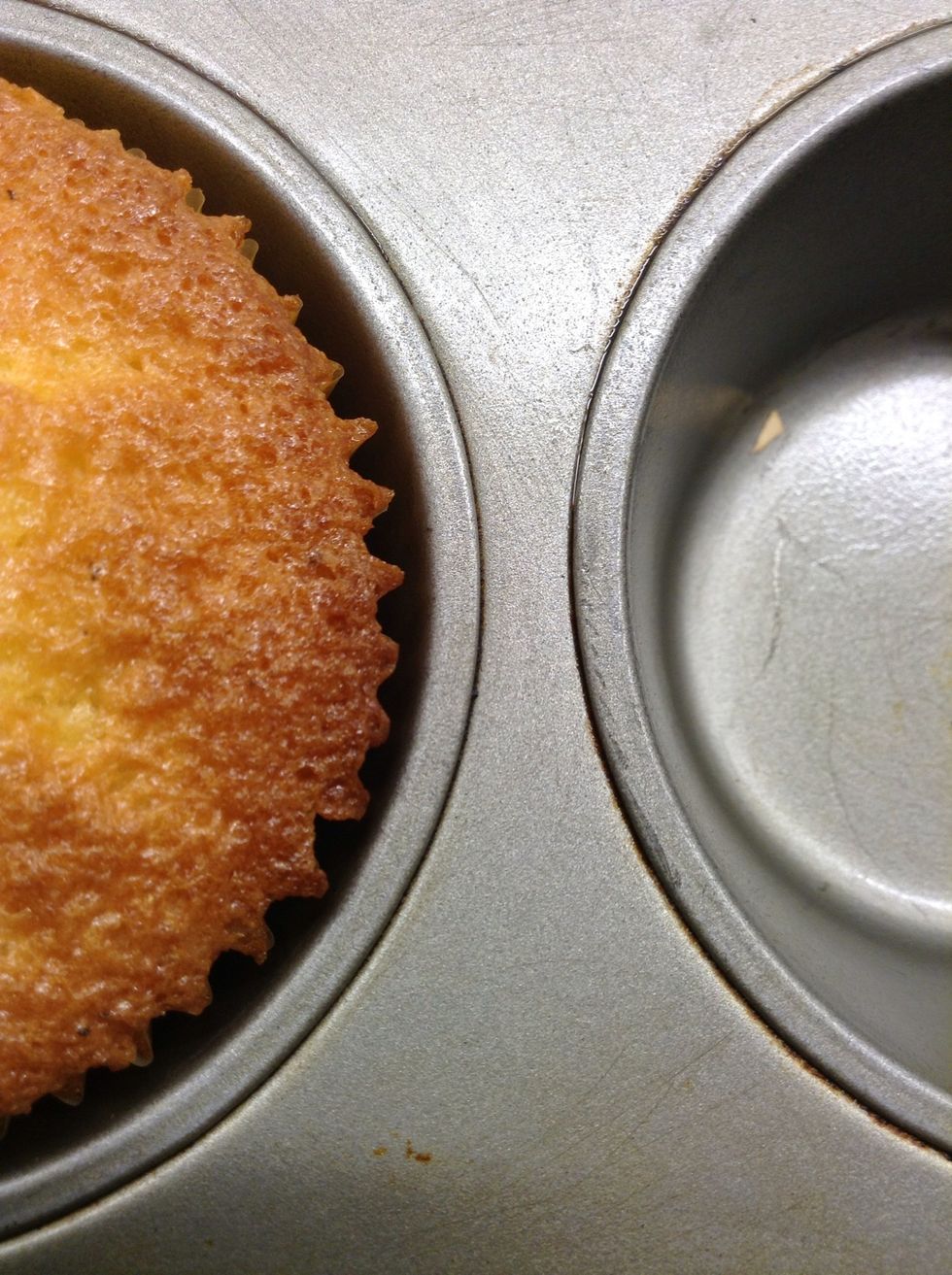 Take the cakes put the oven when golden...and leave to cool fully