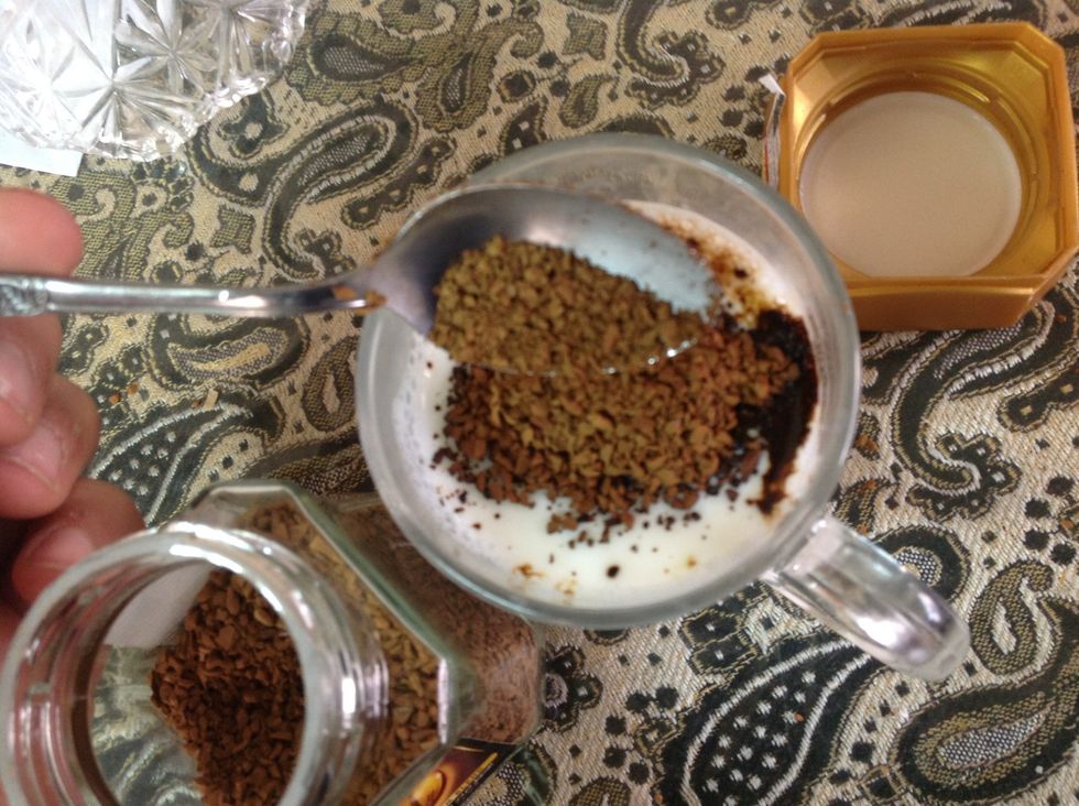 Take the cup and pour 1 or more teaspoons of coffee powder. ( I used Nescaf\u00e9 Gold )