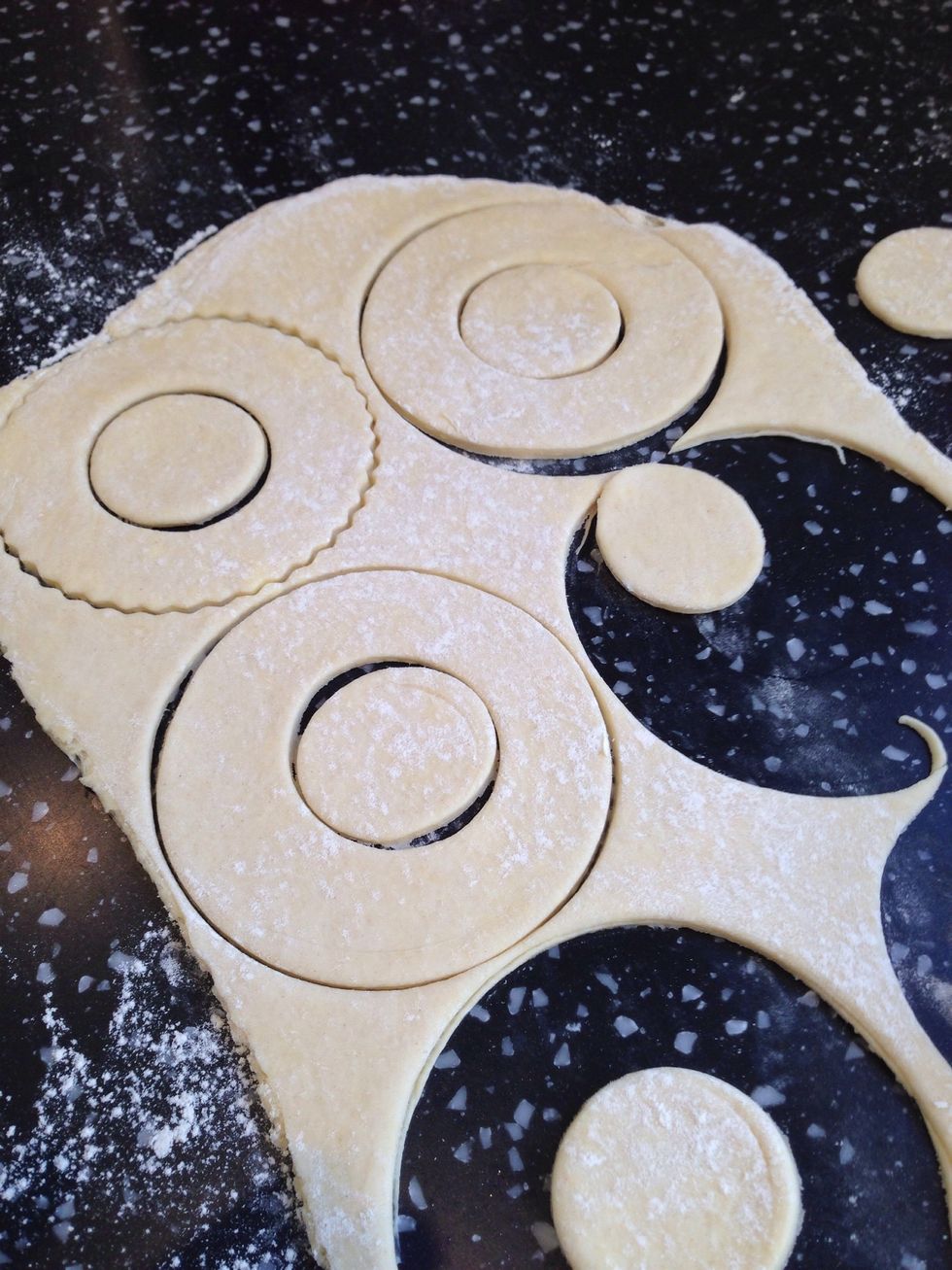 Take the dough out if the refrigerator and roll out to a depth of about 0.5mm. Then use circular pastry cutters to cut out a doughnut shape.
