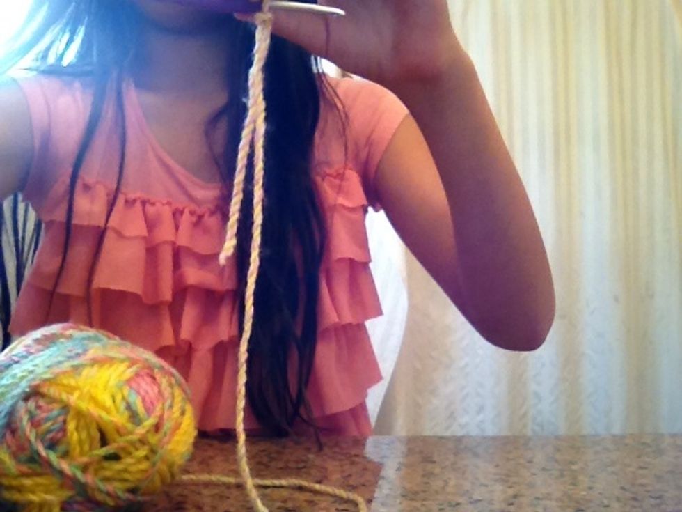 Take the end of the yarn connected to the spool