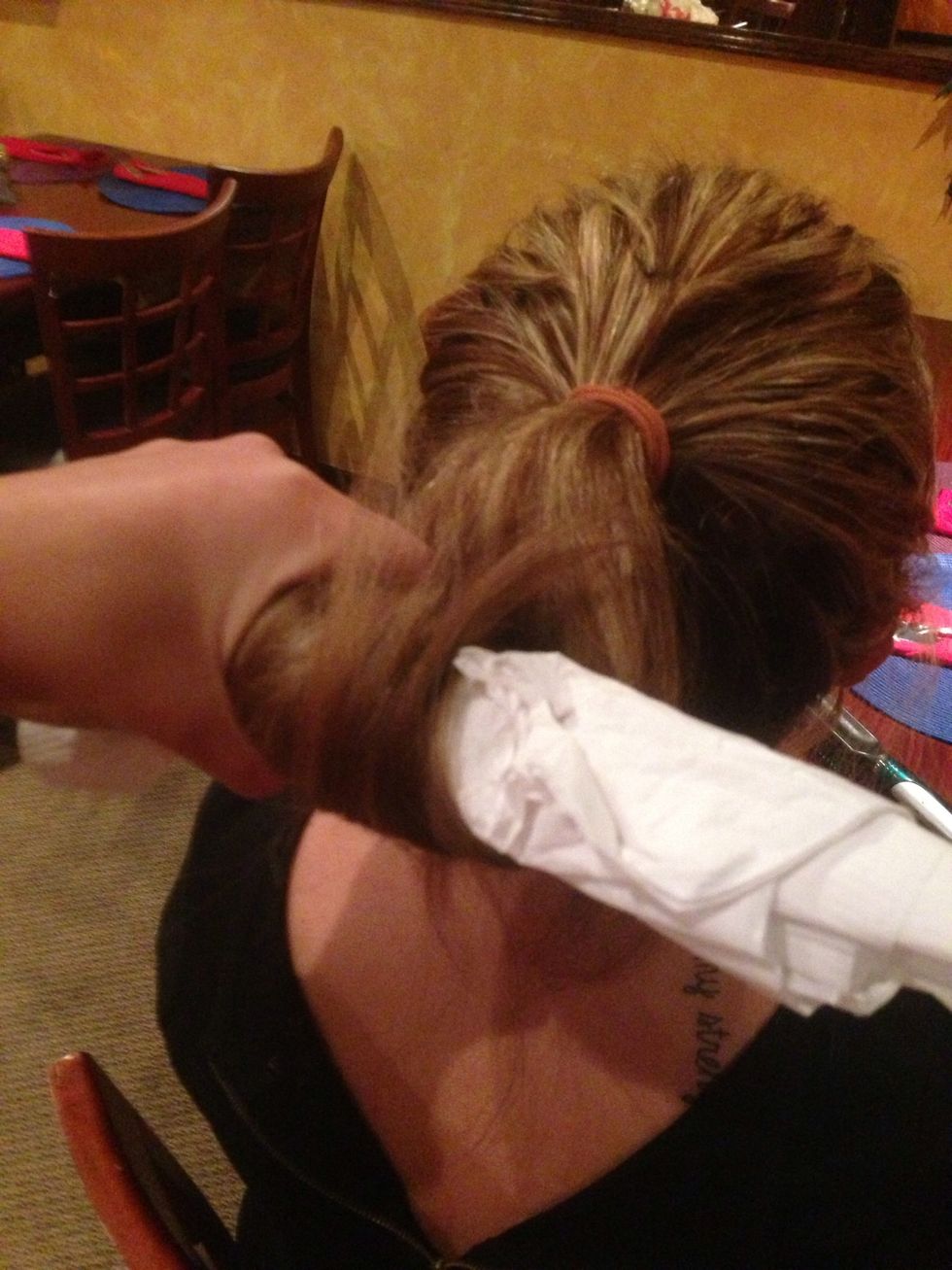 Take the ends with the napkins and start rolling them in the upwards--->