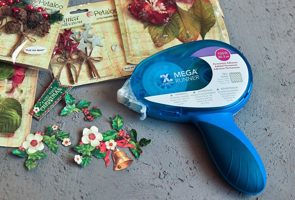 Take the flowers Petaloo and cut out the pictures