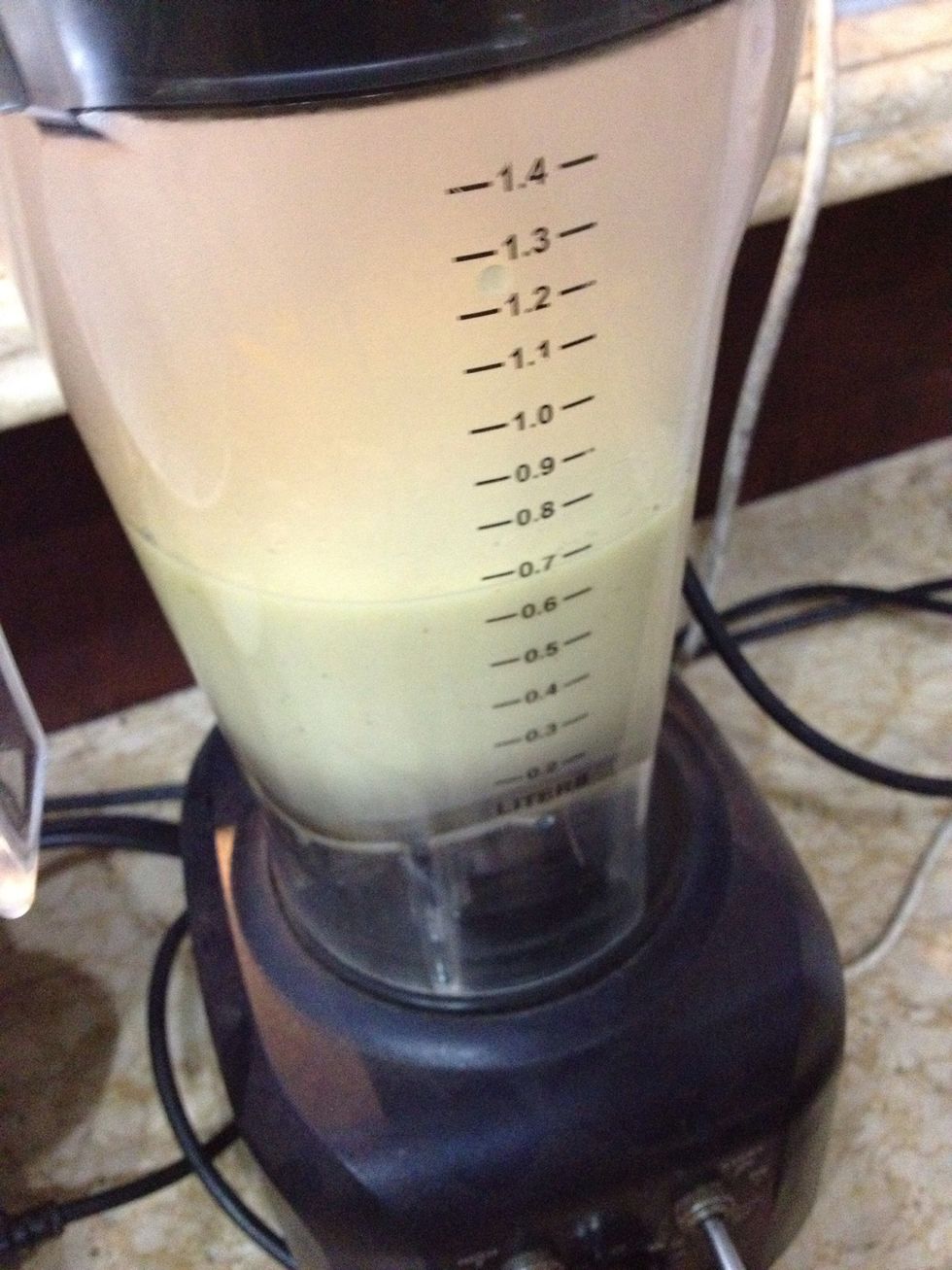 Take the green bean out of the rice cooker, put them into a blender together with some coconut water, blend it!