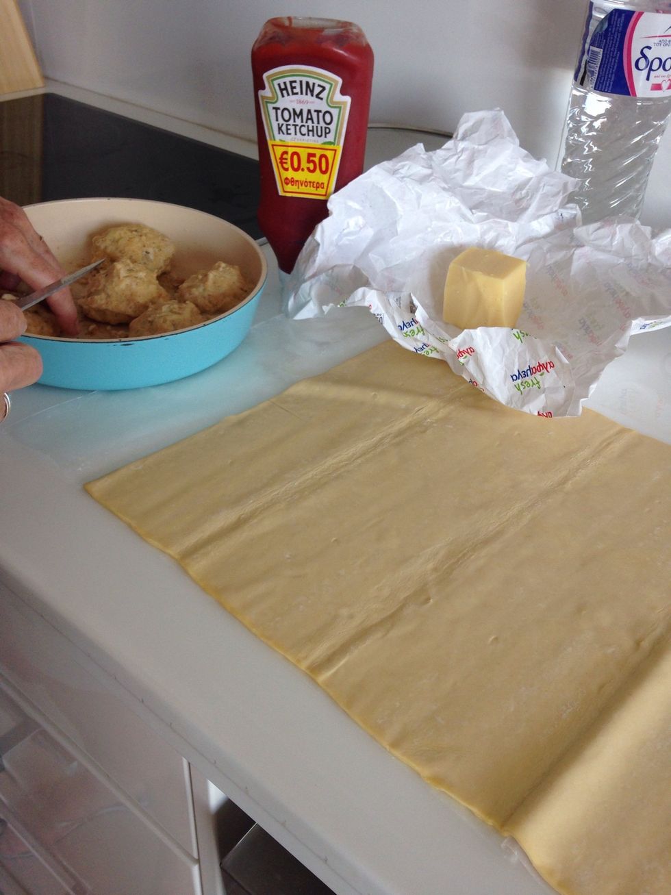 Take the Ingredients which are: cheese, ketchup, puff pastry and cutlets.