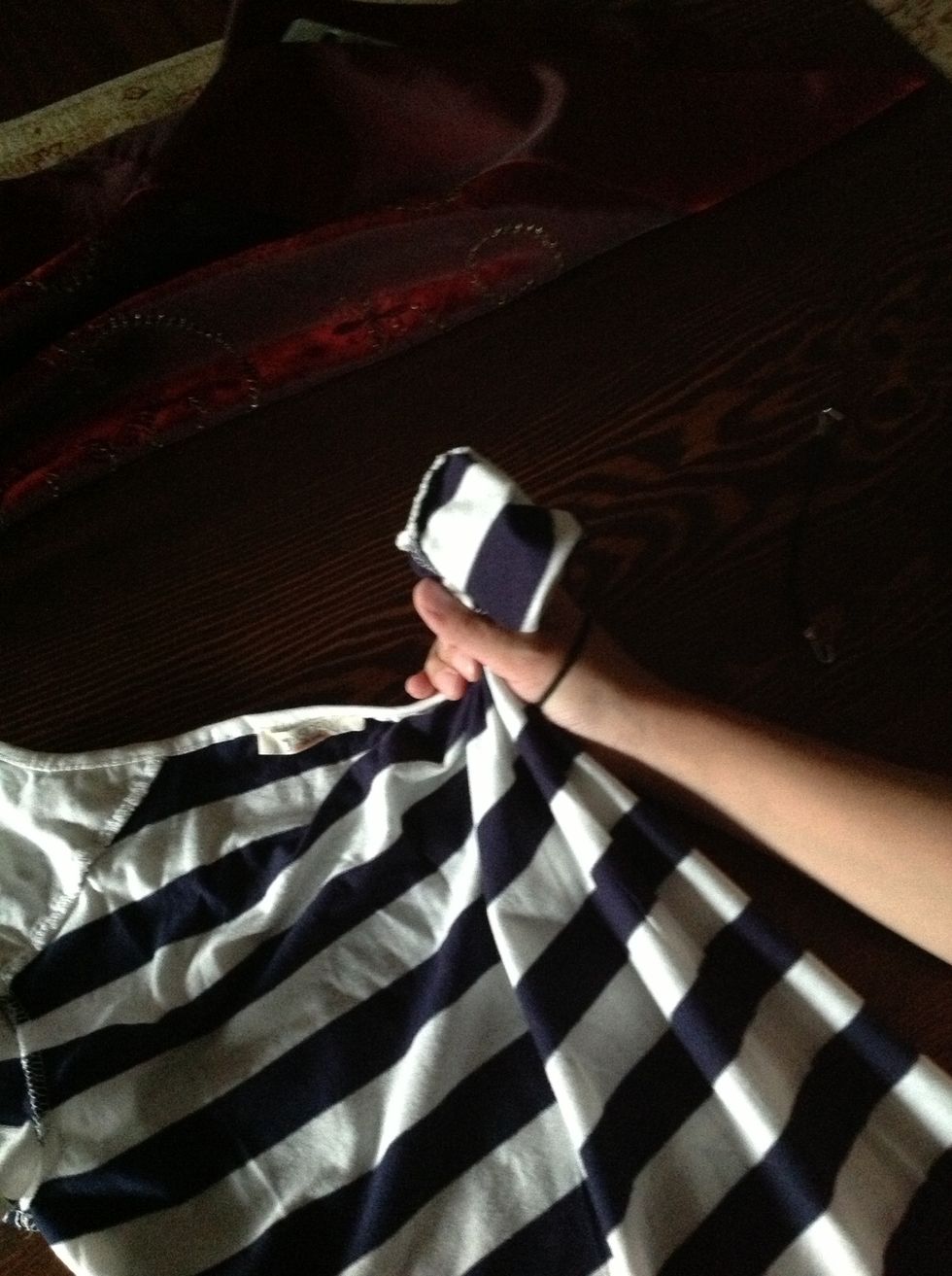 Take the left arm on the t-shirt and tie it with one of the hair clips.