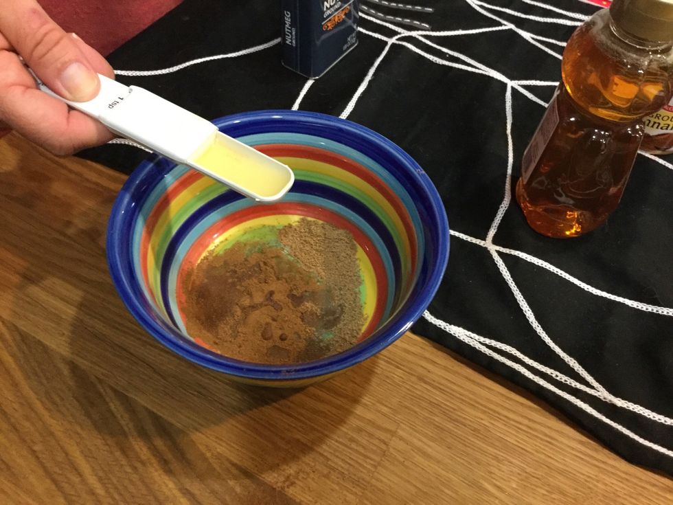 Take the lemon juice and add 2 teaspoons of lemon juice into the bowl.