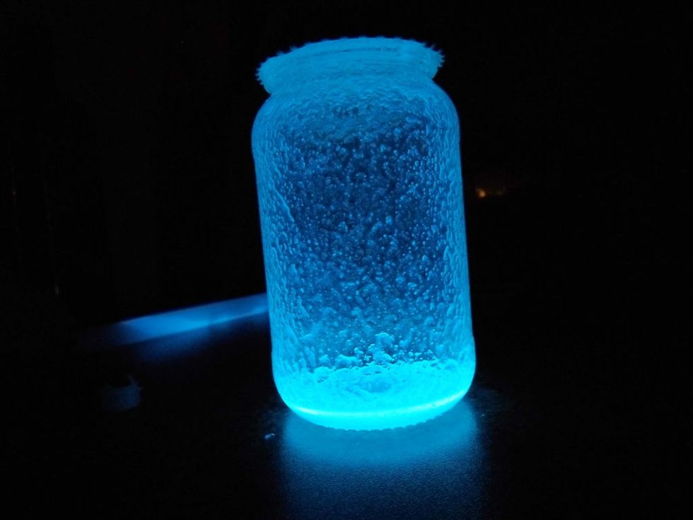 Take the lid off (optional) and enjoy your glowing jar!