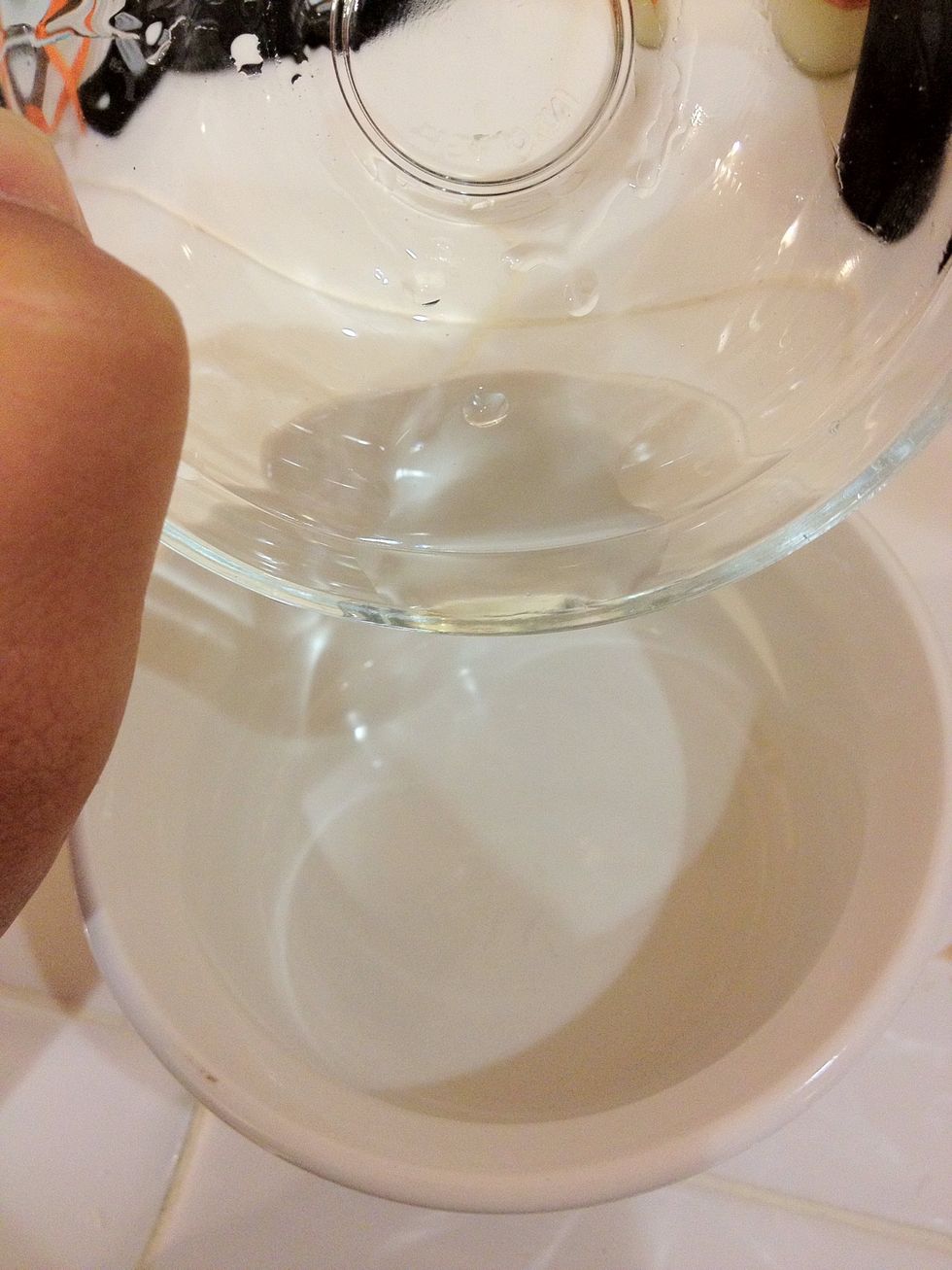 Take the little bit of oil and coat a small ramekin.
