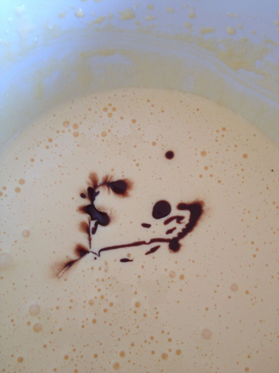 Take the melted chocolate and mix it with the egg yolk.