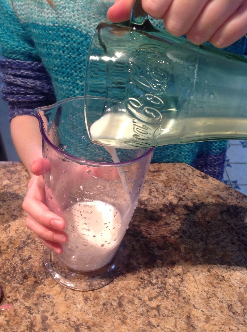 Take the milk/yogourt mixture that you had aside. Pour the glass for the handmixer