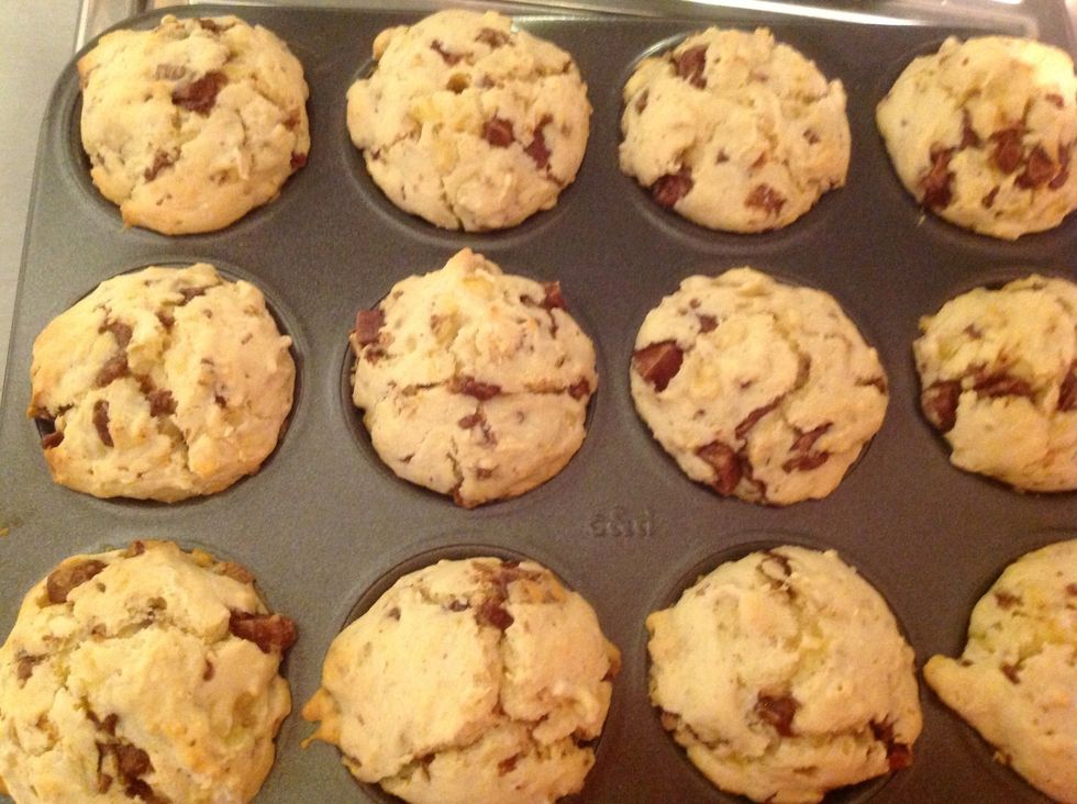 Take the muffins out of the tray and let it rest for 2 minutes.