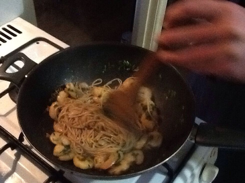 Take the noodles from the boiling water and without draining it put in the wok and stir-fry.