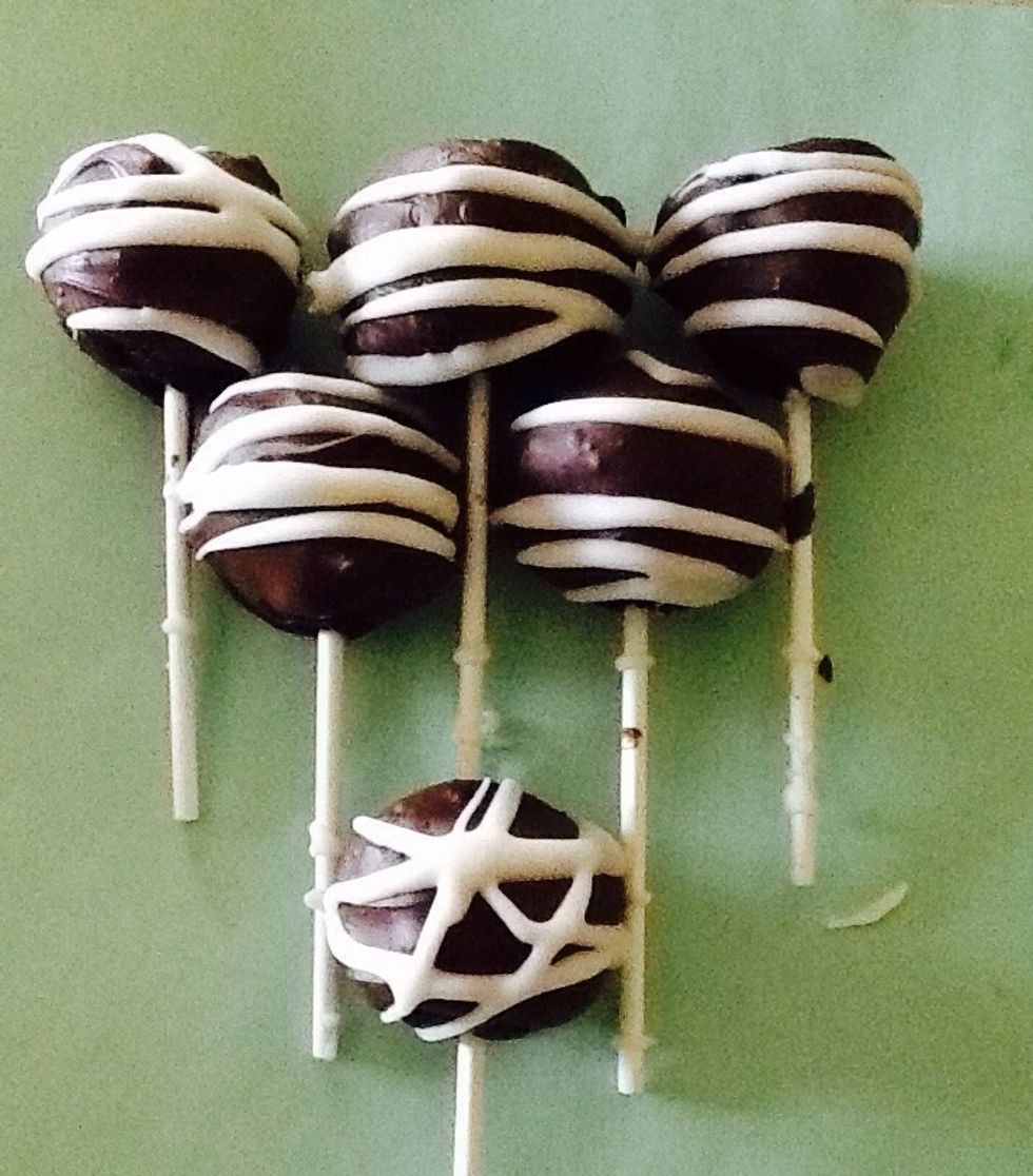 Take the Oreos out of the fridge/freezer and drizzle the white chocolate on the Oreo balls.