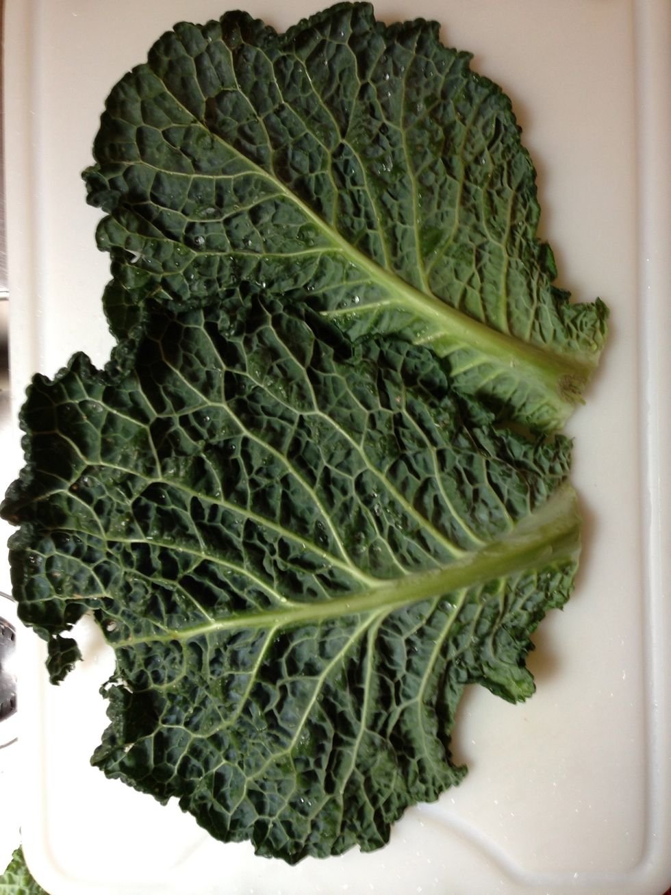 Take the outer 2 leaves to line the bottom of your cooking pot. Add 1/2 of the garlic and few mint leaves
