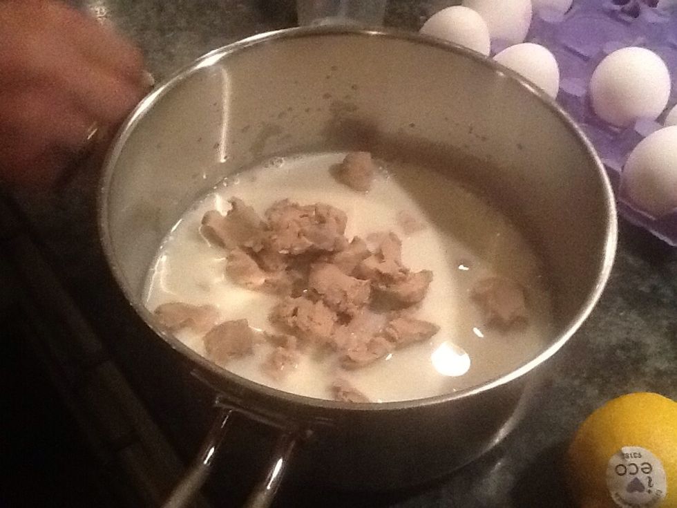 Take the oven on 200. Pour the milk in a sause pana and Throw the yeast and sugar in the pan. When you take you finger in the milk, the milk can't not be too warm or cold.