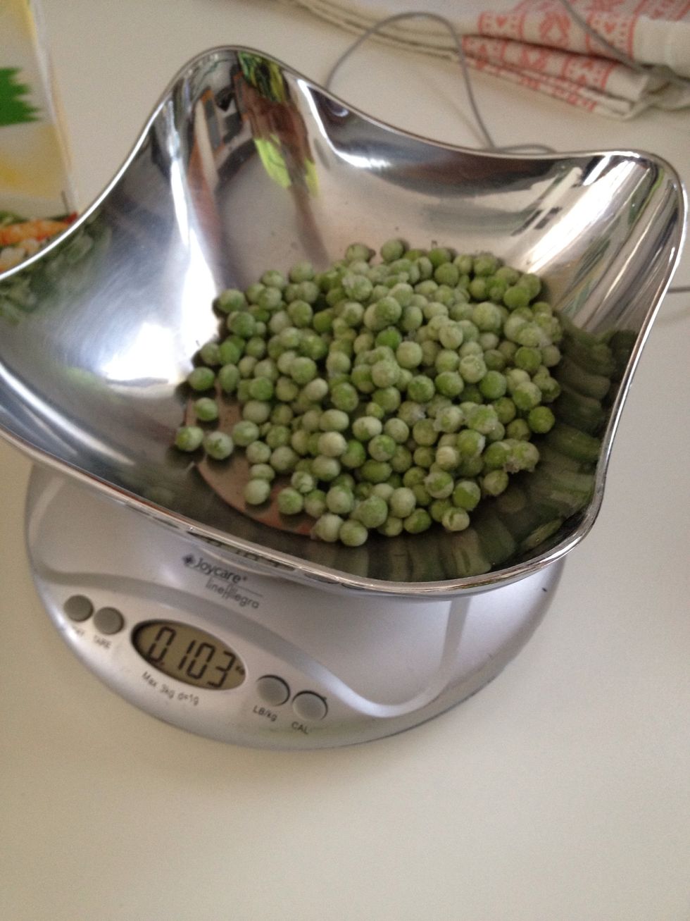 Take the peas and when the water boils put the peas in the small pot and the rice in the big one