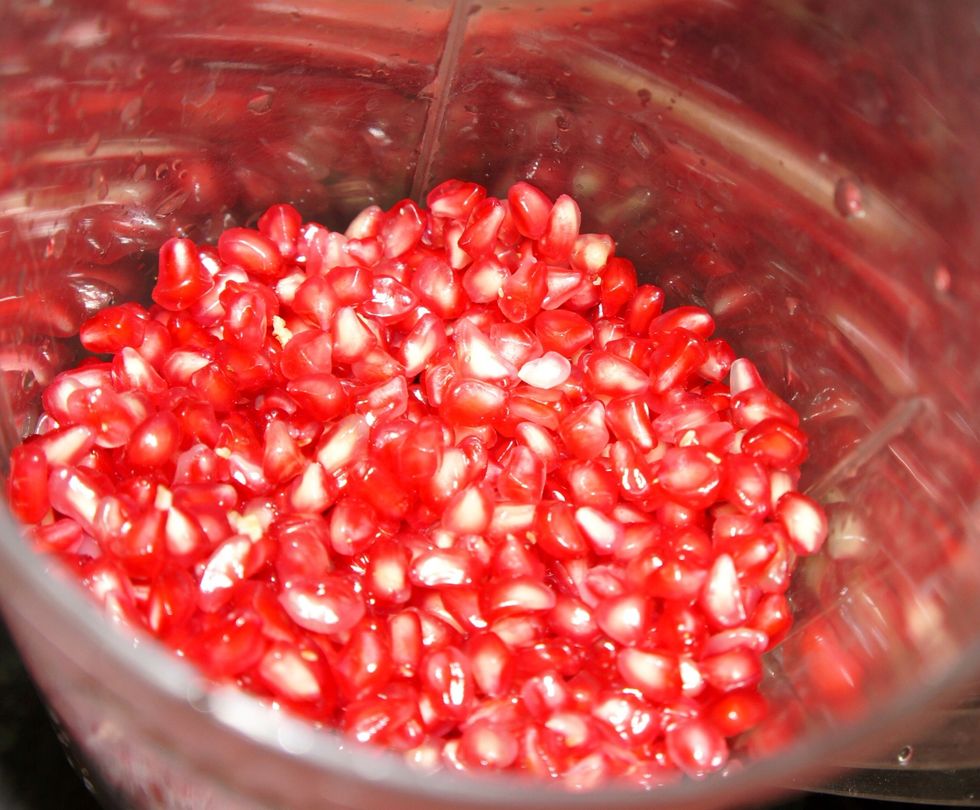 Take the pomegranate in a juicer jar