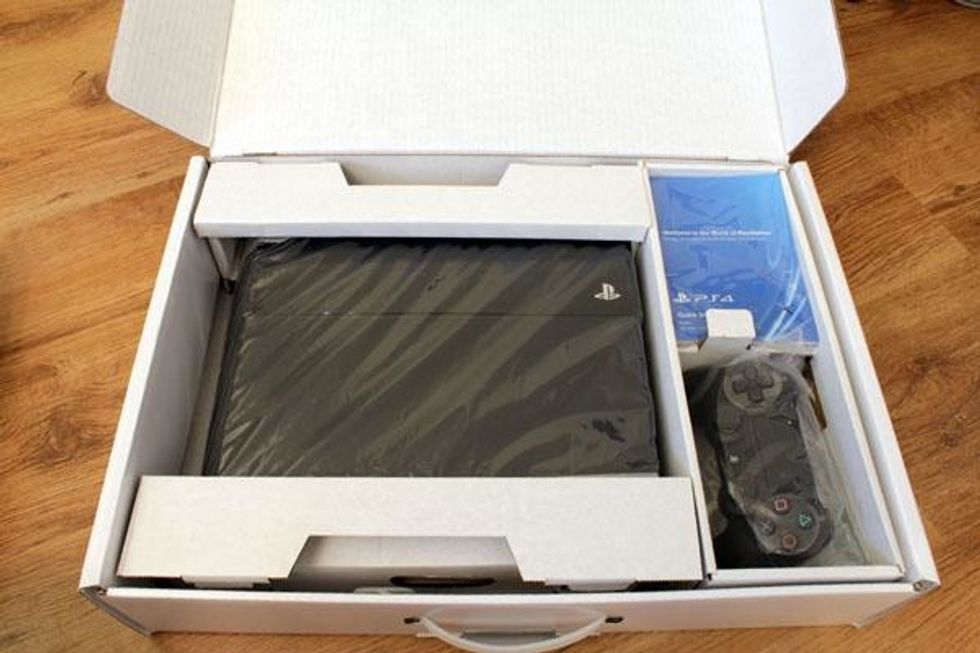 Take the PS4 and his components out of the box