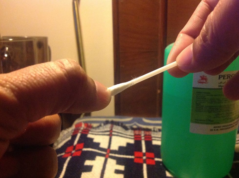 Take the q-tip and pinch it's top and pull it to make it soft like in the next step