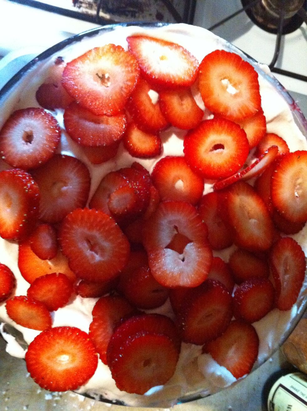 Take the remaining whipped cream spread on the top..add your berries to the top if you want there's no rule that says you have to:-) now enjoy! My kids loves this dessert dish
