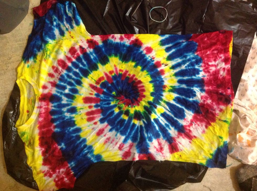 Take the rubber bands off and lay t-shirt flat.