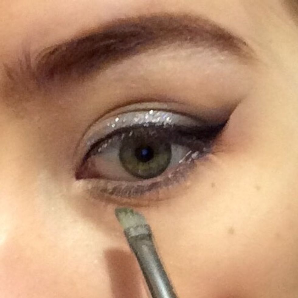Take the same dark silver eyeshadow from earlier and blend this along the lower lashline...