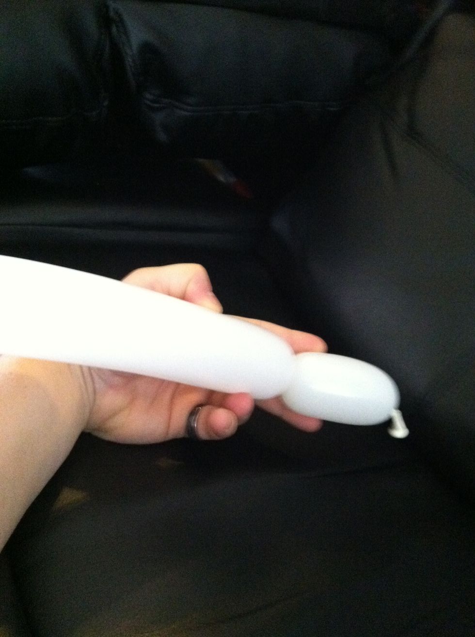 Take the second white balloon and make 1.5- 2" bubble