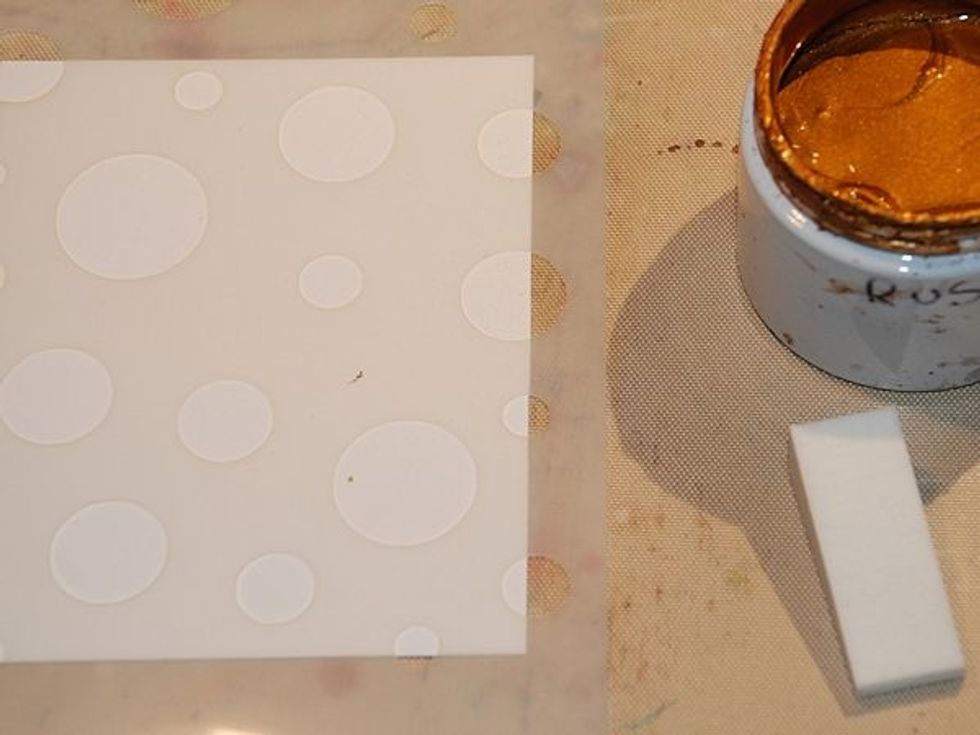 Take the stencil with the biggest open circles.