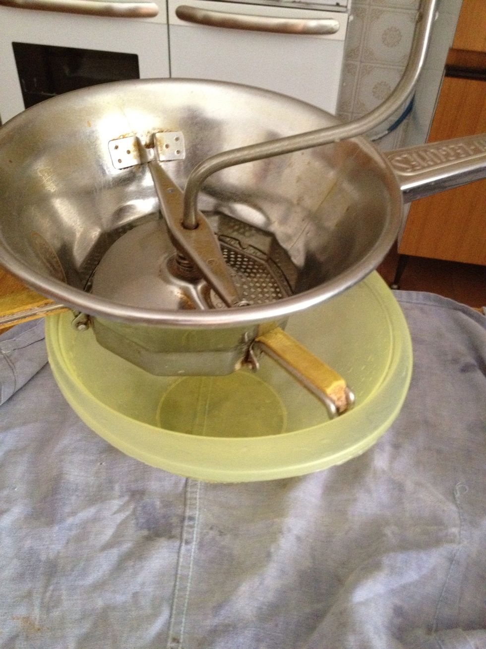 Take the tool to chop the tomatoes