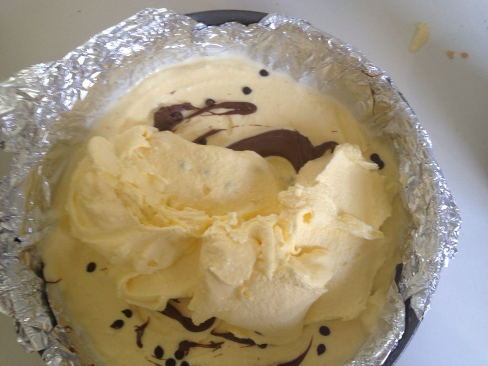 Take the tray and add some Nutella! Then add the other half of the gelato