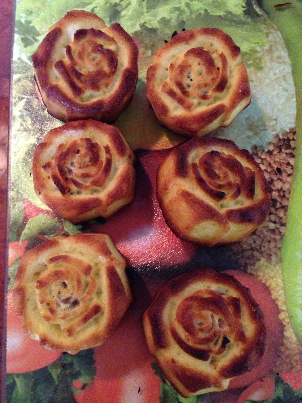 Take them out ant let cool completely. My molds are like rose shapes and the cupcakes come out like this. Pretty\u263a\ufe0f\u263a\ufe0f