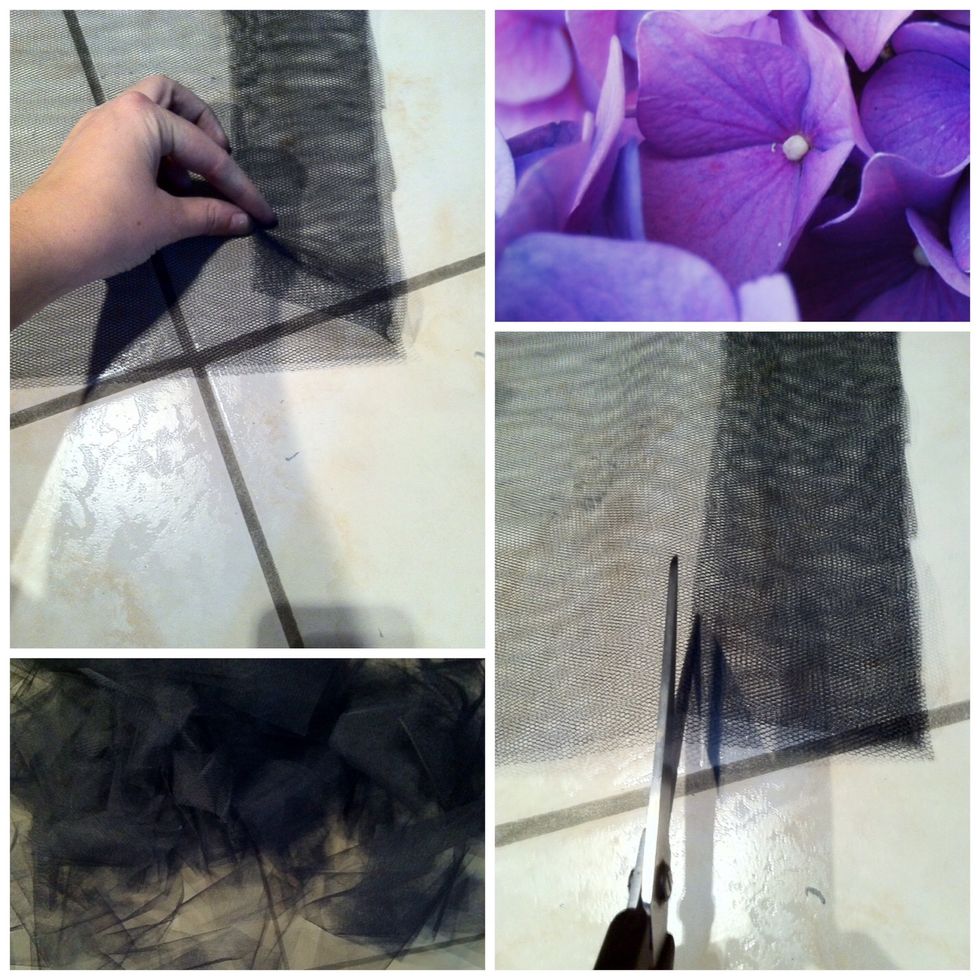 Take this strip as a stencil or cut the other strips by eye until the whole tulle is cut.