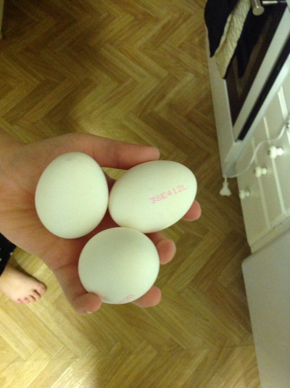 Take three eggs.   Ta tre \u00e4gg