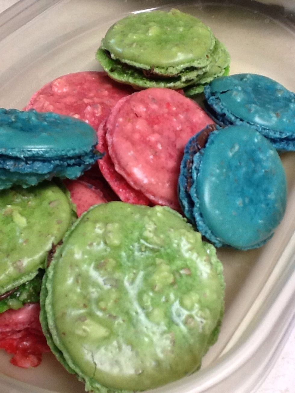 Take two halfs and put them together. Done! Have fun eating almond macaroons.