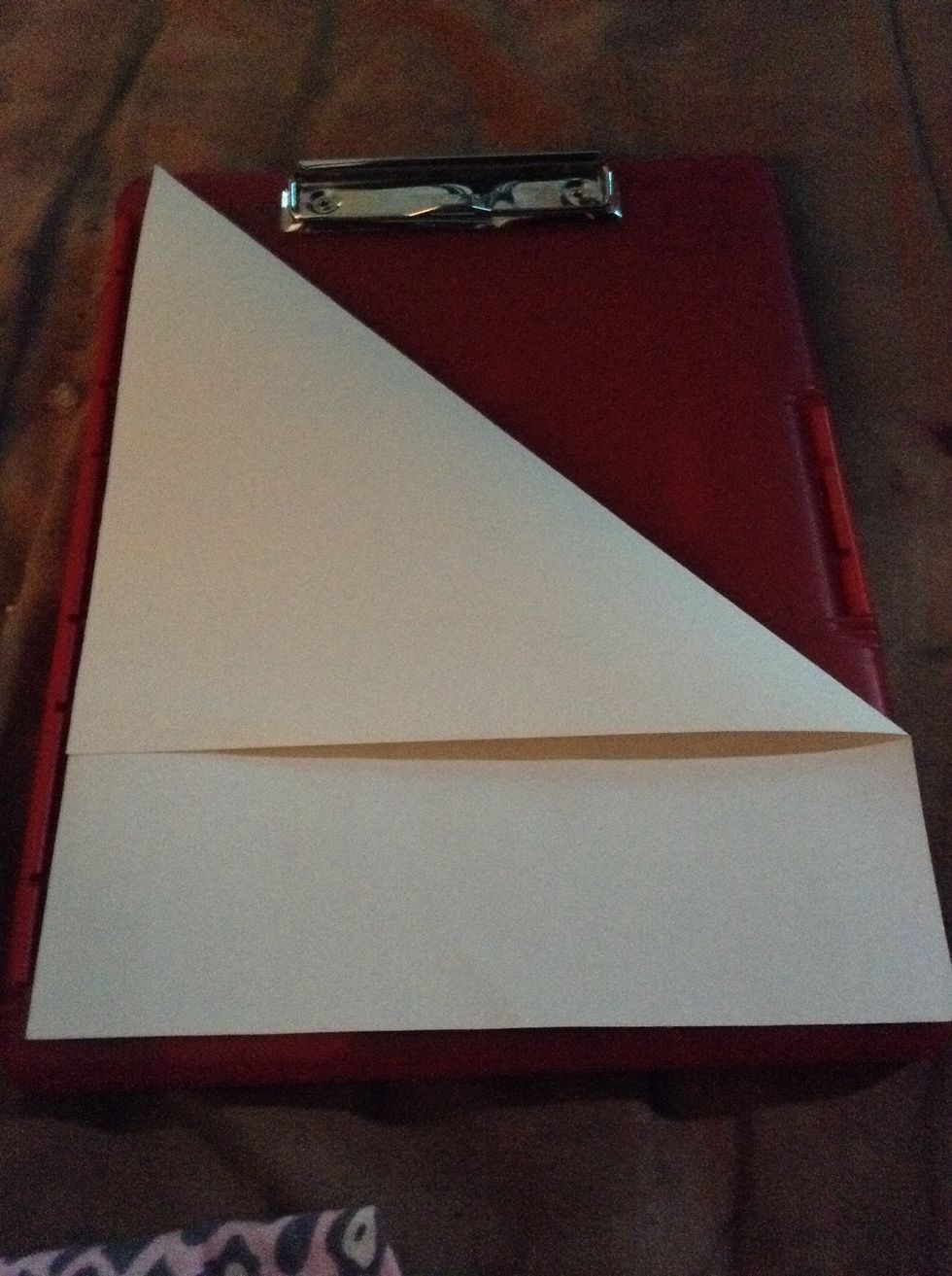 Take ur piece of paper and fold it like a triangle all the way to the edge. Make sure that the piece of paper is straight so ur claws will be neat.