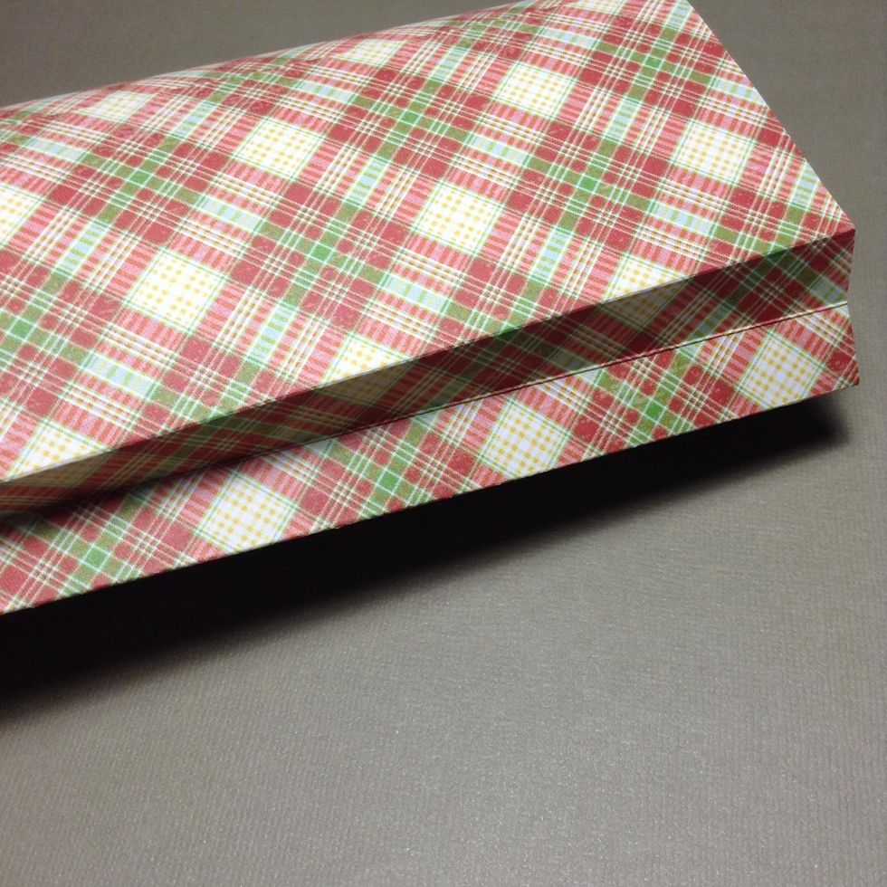 Take your bag and stretch it, you have three folds. Acomodate the folds o have the middle one folder inward.